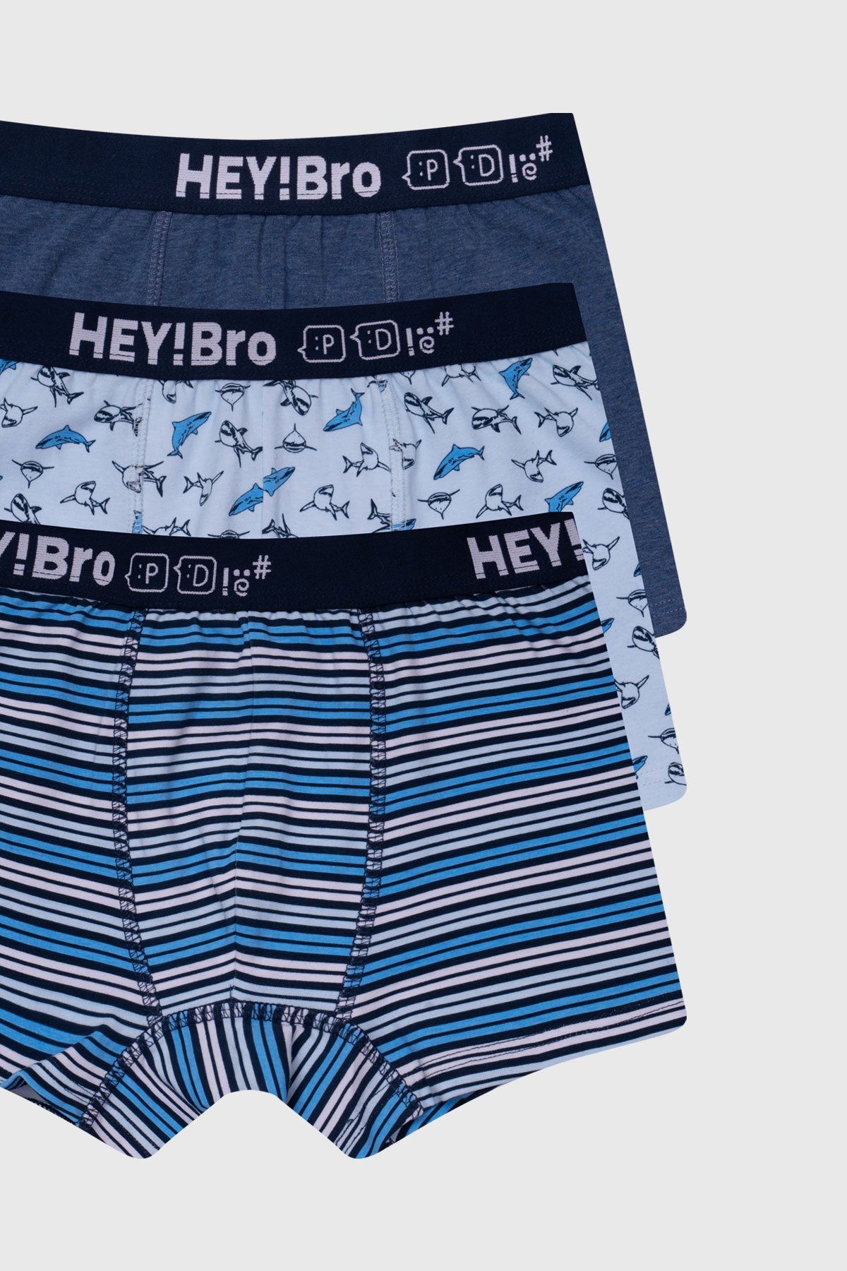 Boxer para niño en tripack con tonos oscuros y elástico negro decorado con patrones de dibujos