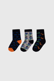 Calcetines naranjo para niño con dinosaurios en azul verde y negro sobre fondo negro y gris