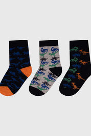Calcetines naranjo para niño con dinosaurios en azul verde y negro sobre fondo negro y gris