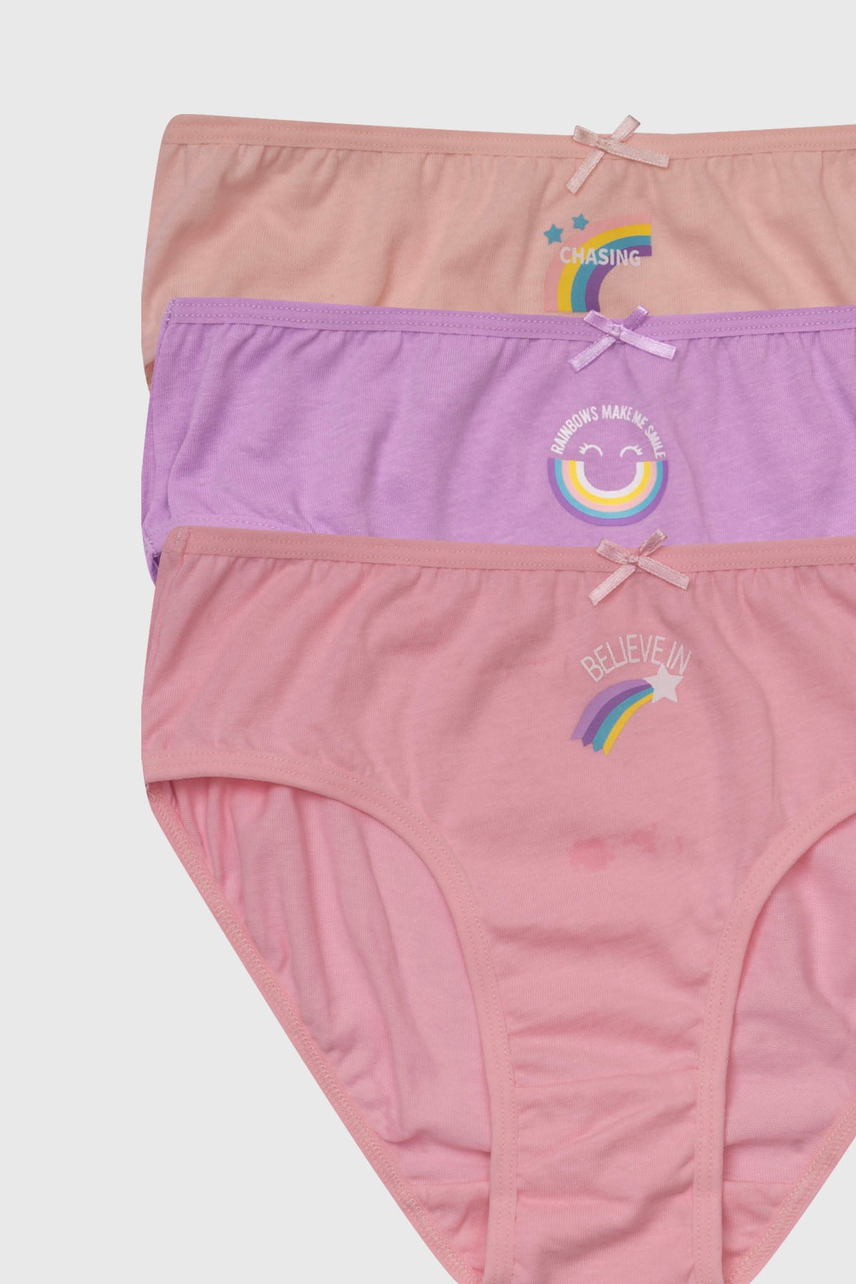 Calzón niña tripack en lila y rosa con estampados de arcoíris y detalles de lazos