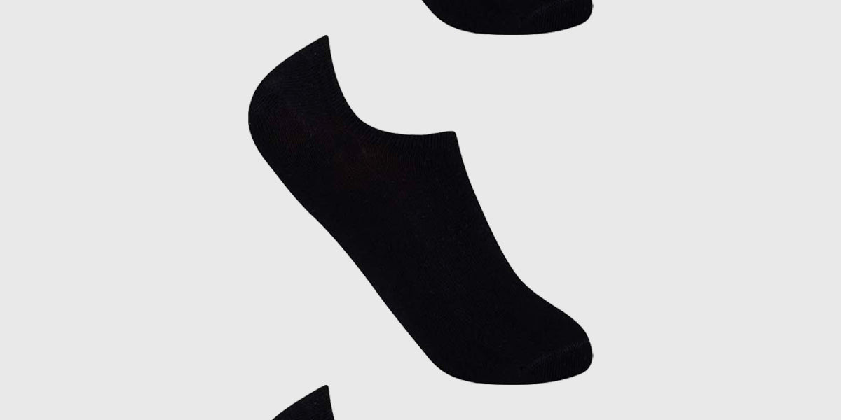 Calceta deportiva negra de hombre en tripack con diseño minimalista y ajuste cómodo