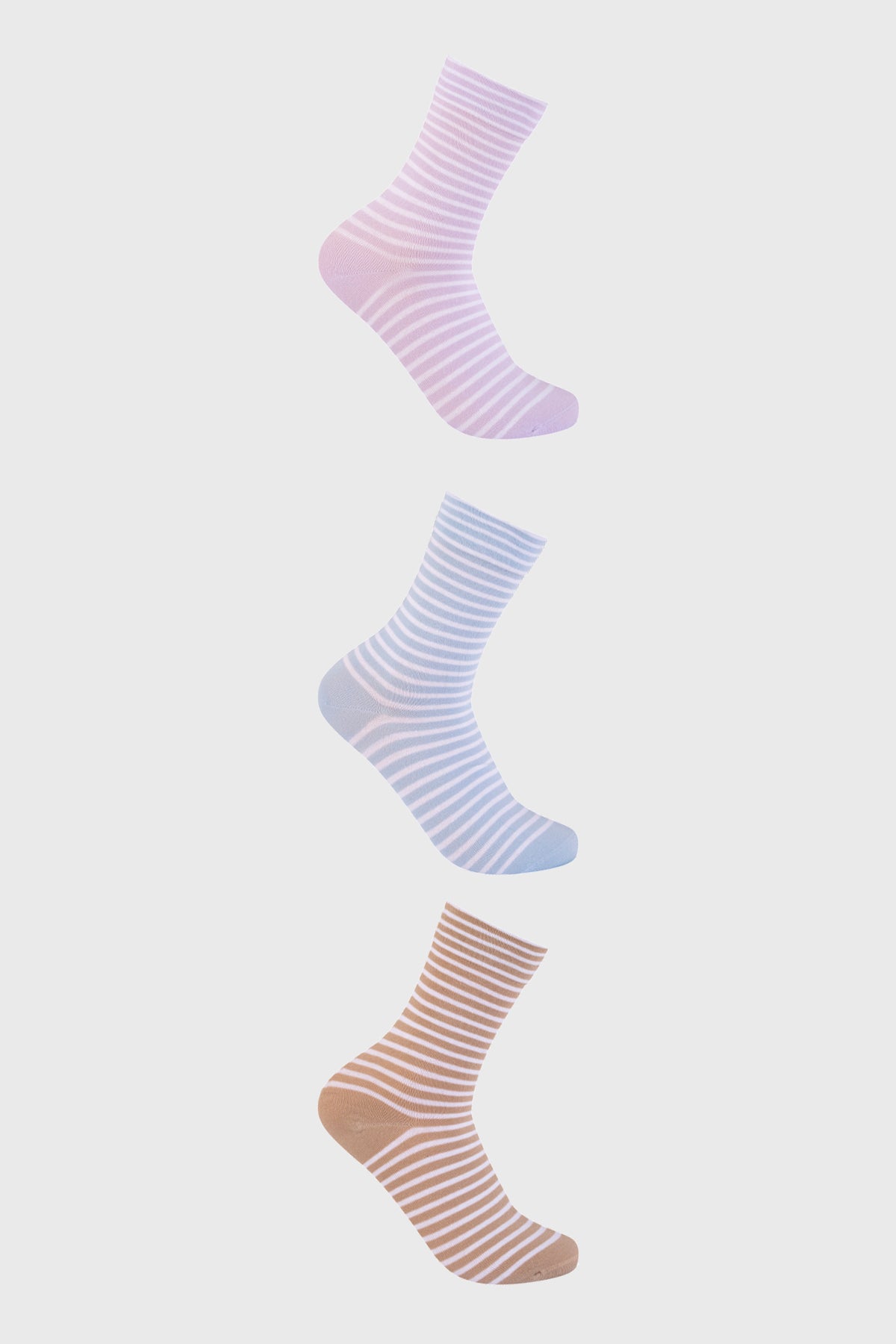 Tres calcetines de mujer en tonos lila, azul y beige con rayas horizontales