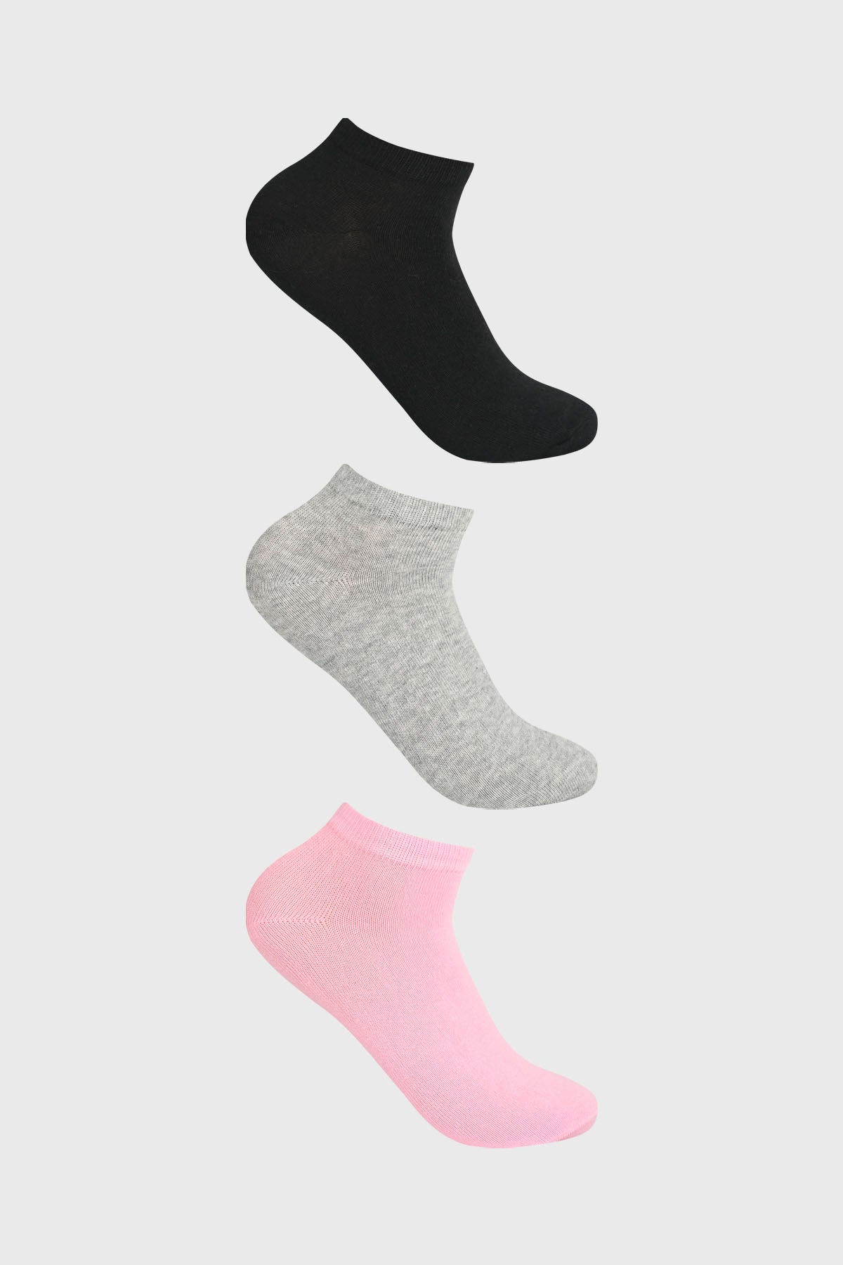 Pack de tres calcetas deportivas para mujer en negro gris y rosado lisas sin estampa cada una con corte tobillo