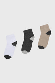 Calcetines niño tripack marengo con diseño liso en colores gris blanco y beige perfectos para el día a día