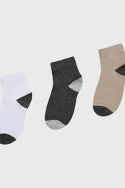 Calcetines niño tripack marengo con diseño liso en colores gris blanco y beige perfectos para el día a día