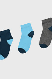 Calcetines niño tripack en celeste azul marino y gris diseño liso talón y puntera en contraste
