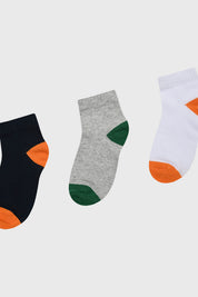 Calcetines niño tripack con colores naranjo negro gris y blanco diseño liso con talones y puntas contrastantes