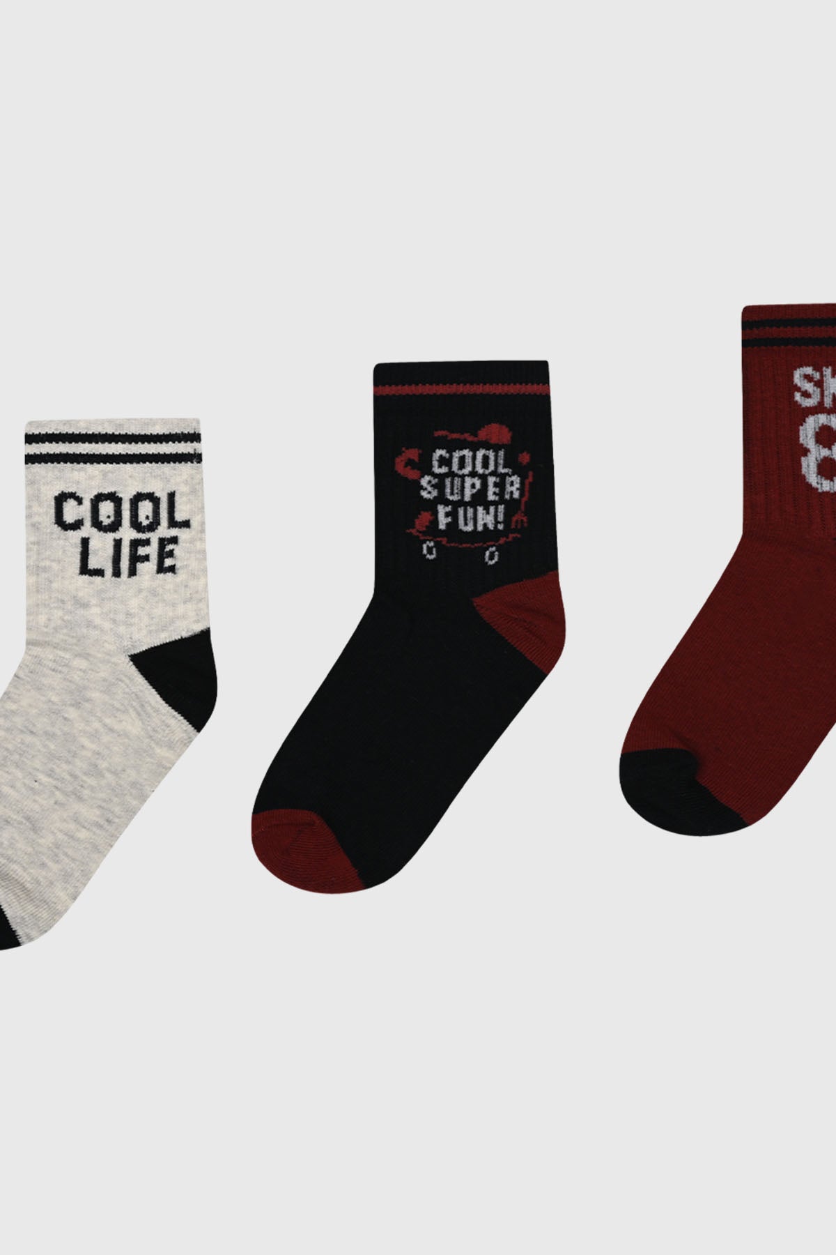 Calcetines para niño tripack marrón con estampas variadas incluyendo texto COOL LIFE y SK 8 en diferentes colores