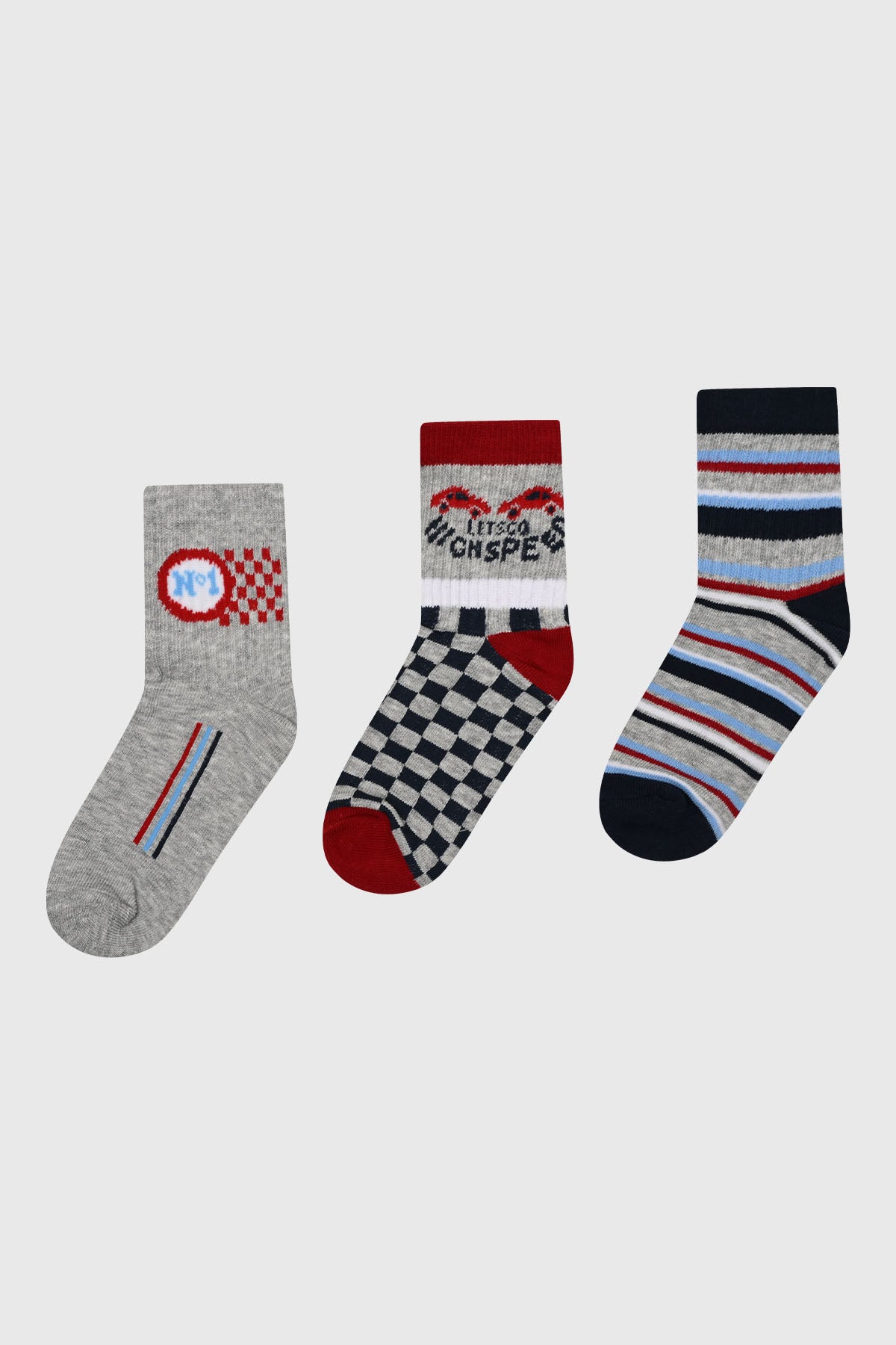 Tripack de calcetines para niño con diseños variados y color rojo predominante uno gris con número y cuadros otro con coches y texto Let's go High Speed y otro con rayas
