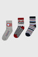 Tripack de calcetines para niño con diseños variados y color rojo predominante uno gris con número y cuadros otro con coches y texto Let's go High Speed y otro con rayas