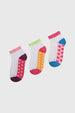 Calcetas deportivas blancas para niña en tripack con diseños coloridos de corazones lunares y flores en laterales