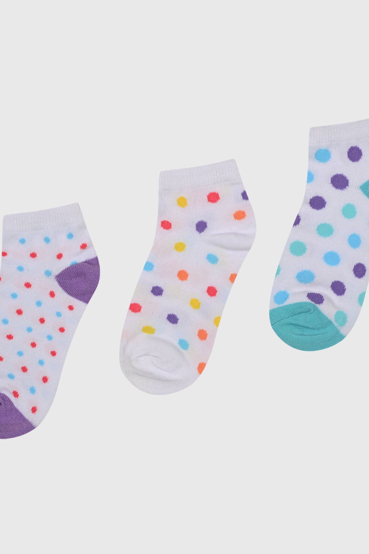 Calcetas deportivas niña tripack lila con puntos multicolores en diferentes tamaños y talones en lila y turquesa