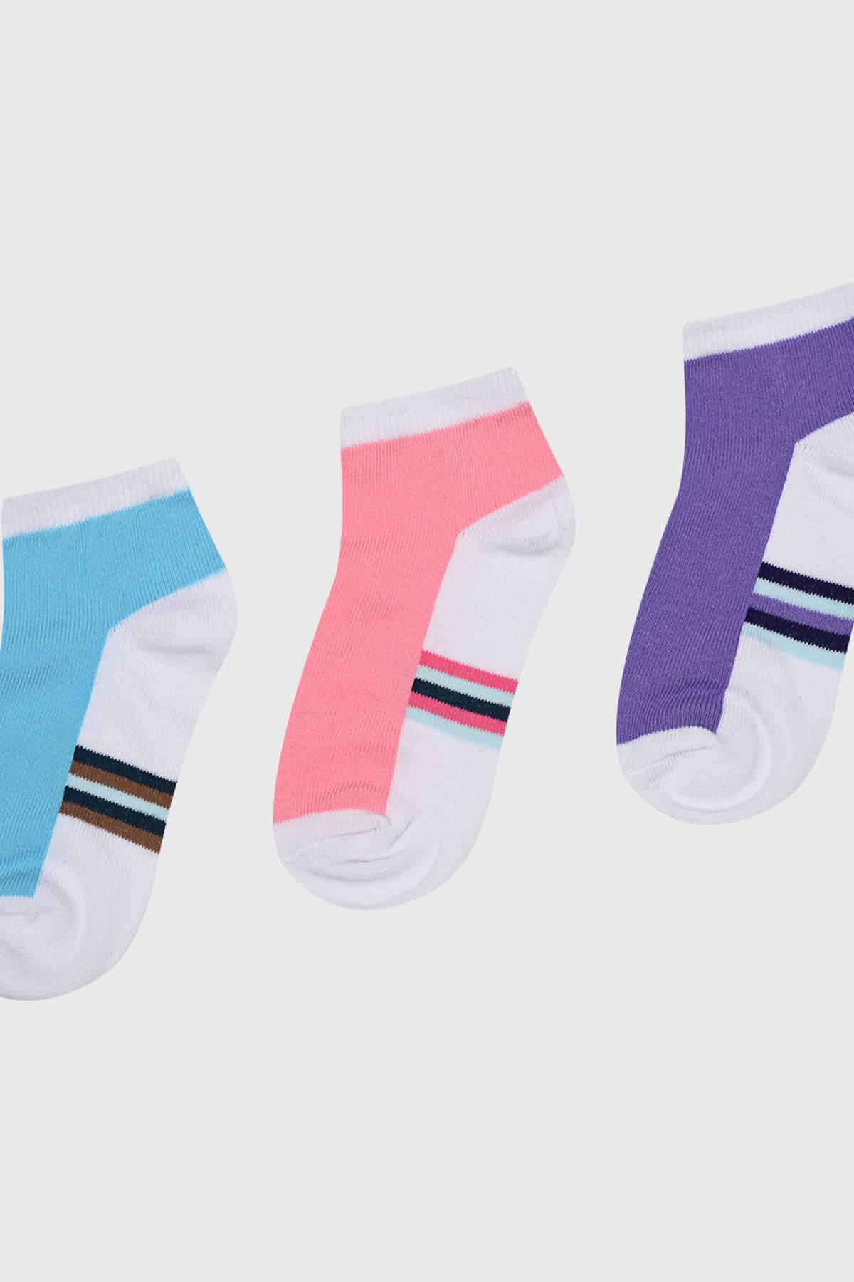 Tripack de calcetas deportivas para niña en colores rosado azul y morado con franjas blancas y negras diseño sencillo