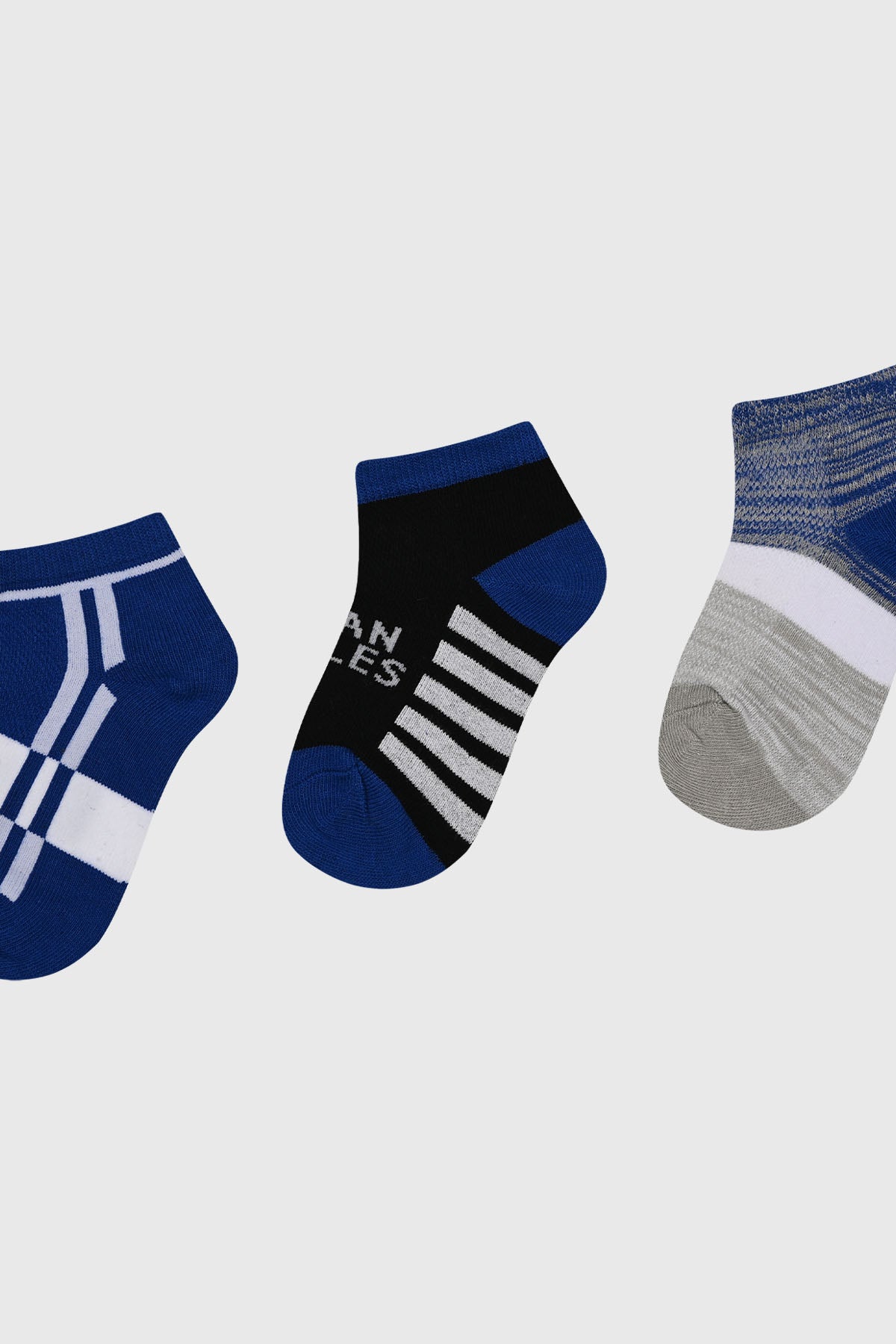 Calcetas deportivas niño tripack negro con diseños variados en azul y gris líneas y texto en diferentes estilos