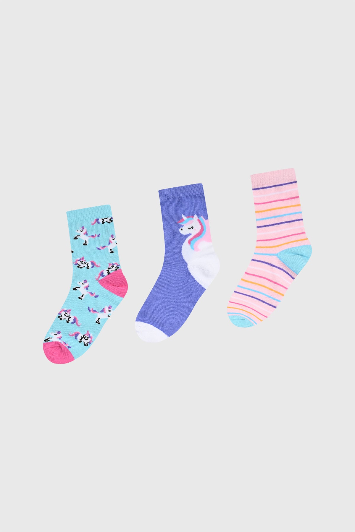 Tripack de calcetines para niña en celeste con diseño de unicornios y arcoíris variados estilo infantil