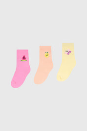 Tripack de calcetines para niña en tonos rosados con estampas de frutas y mariposa en estilo infantil alegre