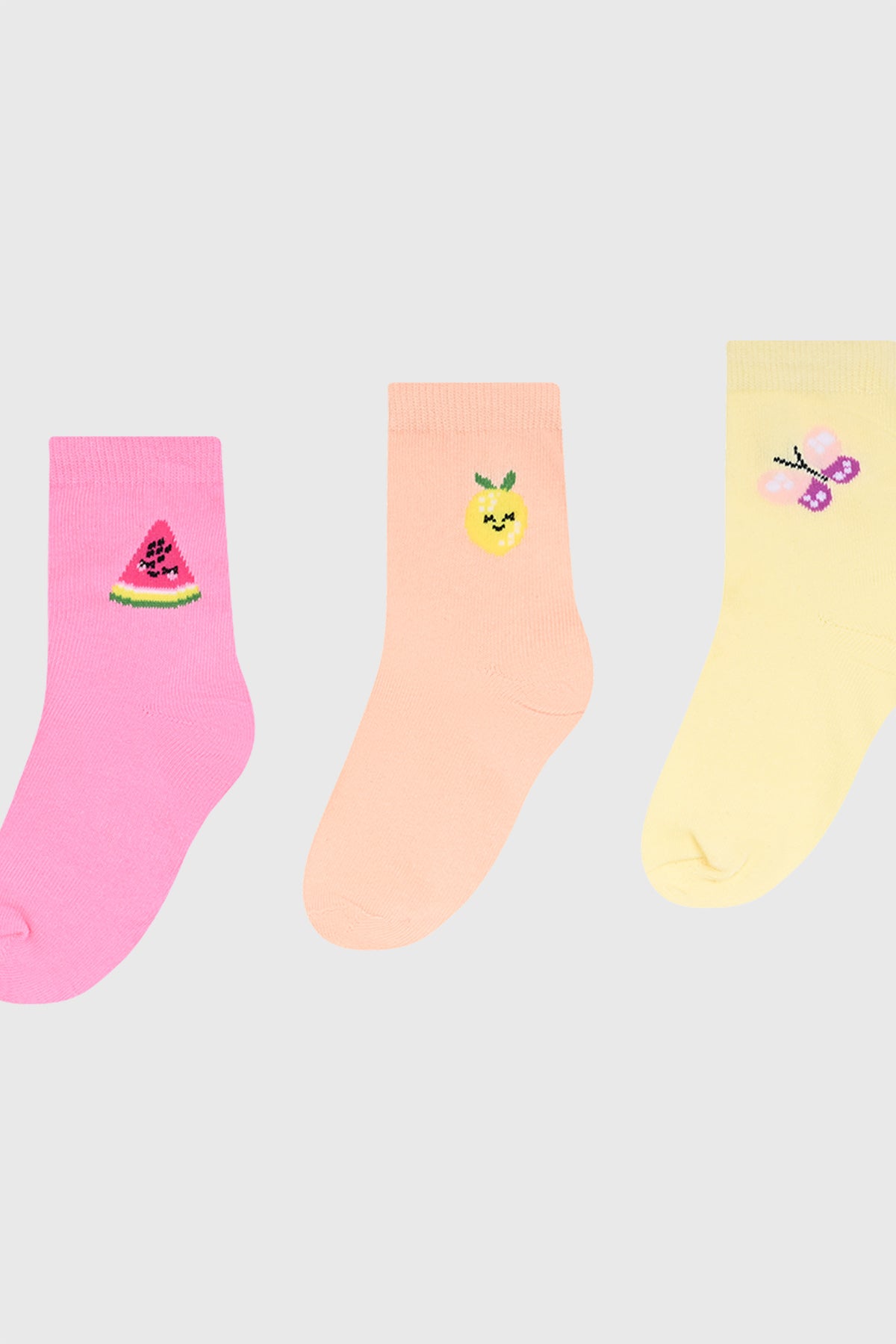 Tripack de calcetines para niña en tonos rosados con estampas de frutas y mariposa en estilo infantil alegre