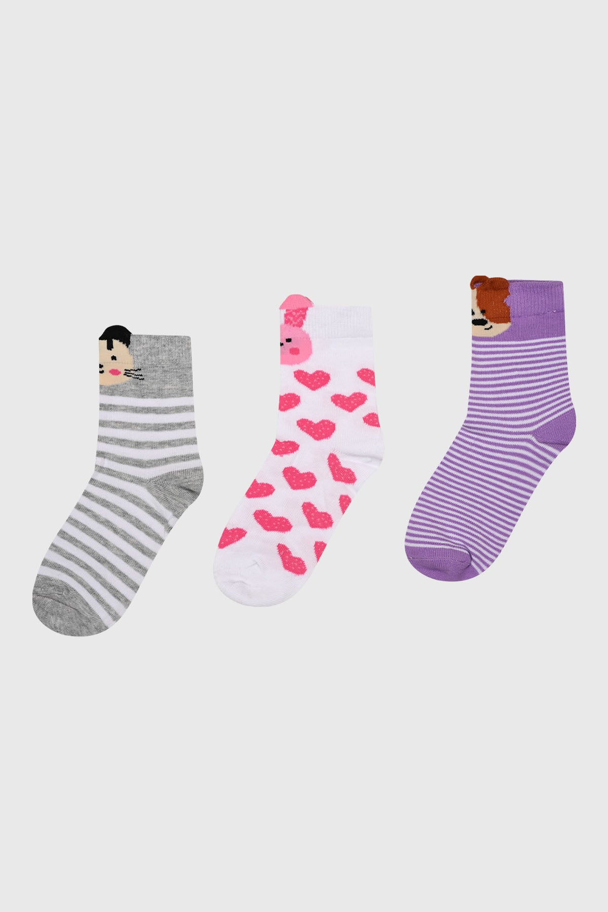 Tripack de calcetines para niña en lila con diseños de rayas grises un personaje rosa con corazones y un personaje marrón con rayas lilas