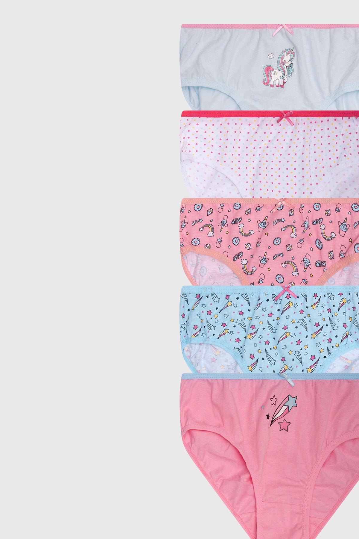 Calzón niña celeste con unicornio pequeño en el centro y ribete rosa claro diseño infantil y colorido