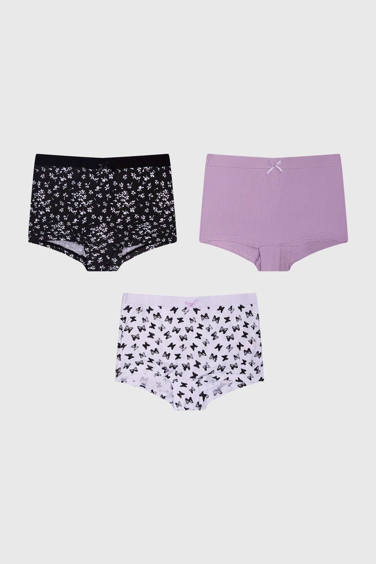 Tripack de calzones para niña con uno lila liso y dos estampados de mariposas y flores en blanco y negro