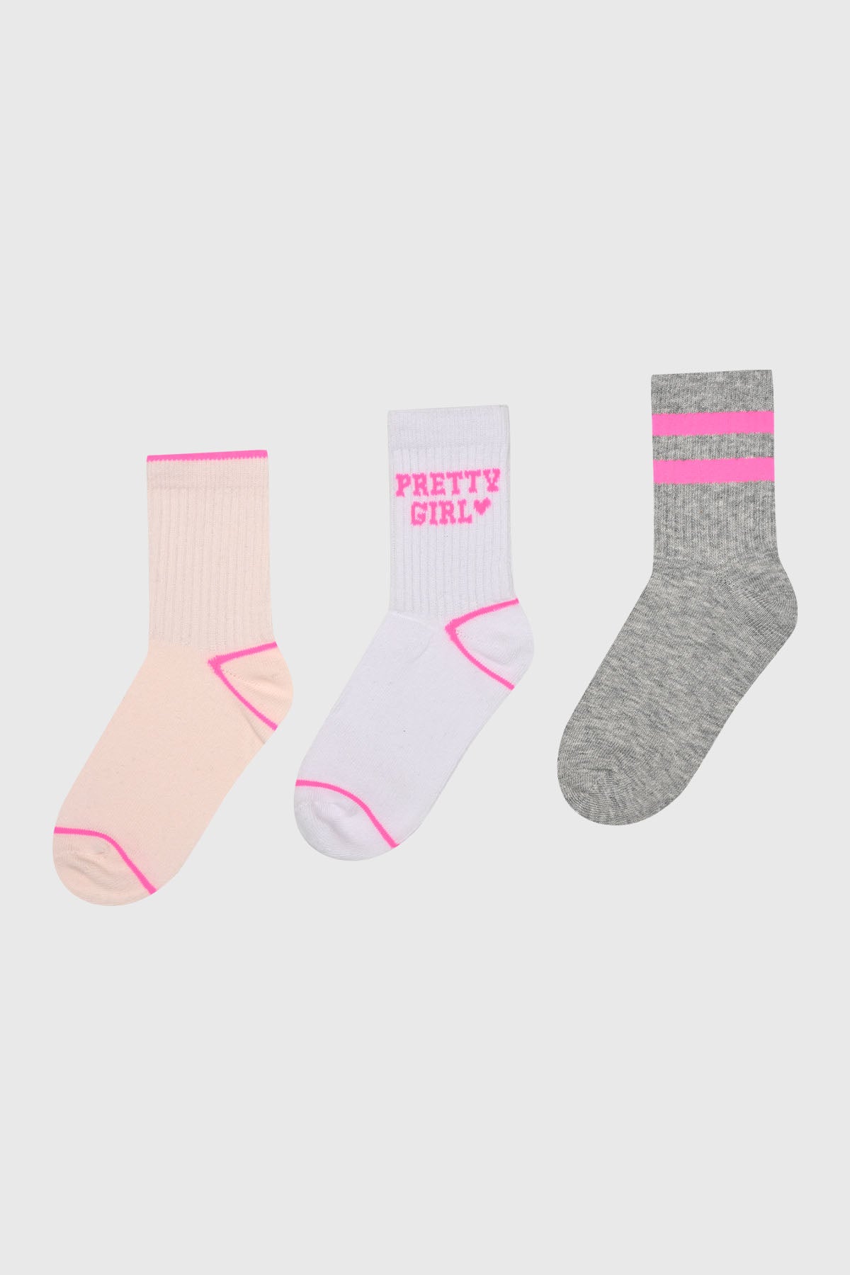 Calcetines niña tripack blanco con detalles rosados y grises incluye texto Pretty Girl en uno diseño juvenil y moderno