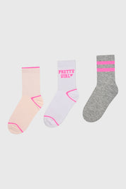 Calcetines niña tripack blanco con detalles rosados y grises incluye texto Pretty Girl en uno diseño juvenil y moderno