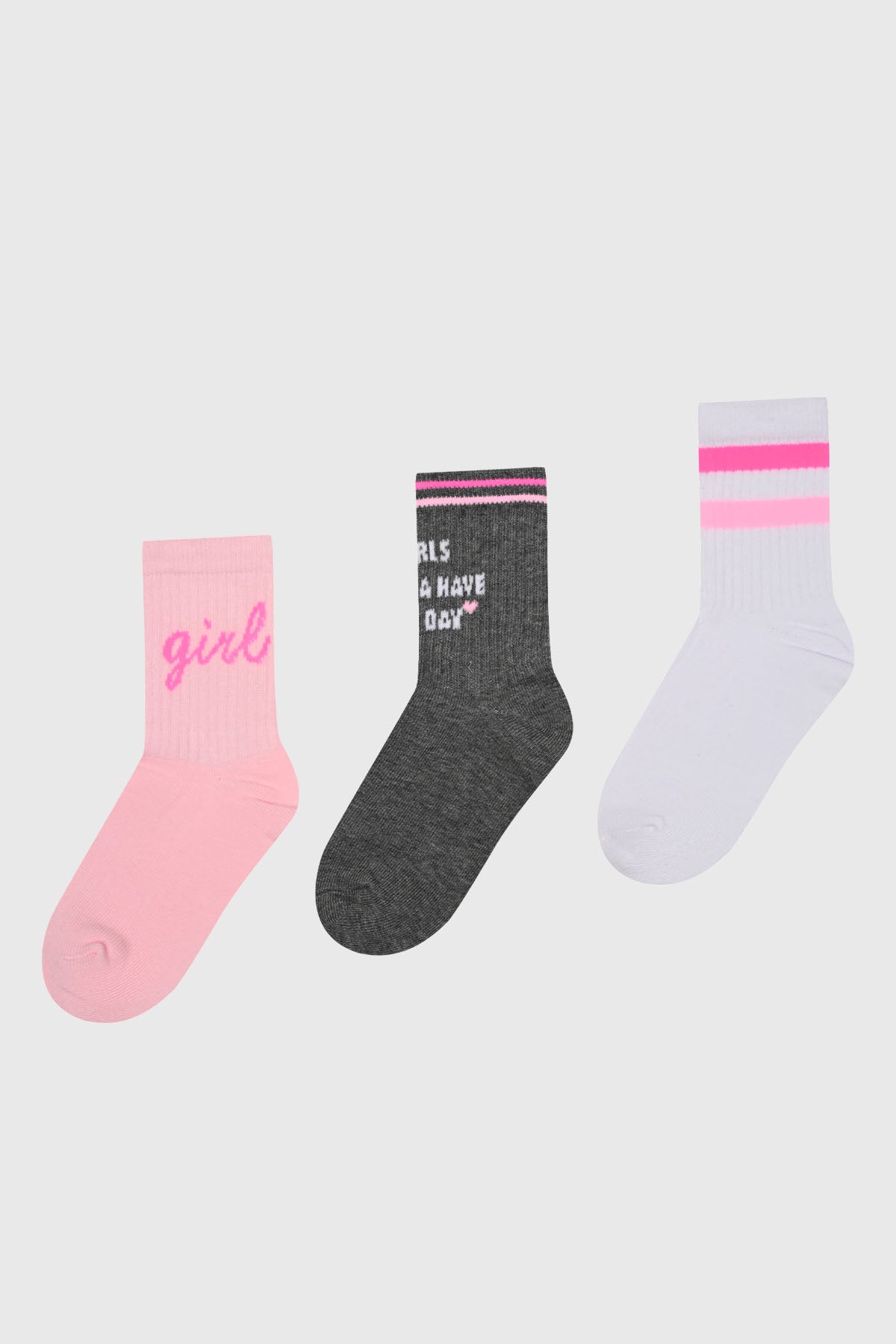 Tripack de calcetines para niña en tonos palo rosa gris y blanco uno con texto rosa girl otro con texto blanco Girls can have fun y el último con rayas