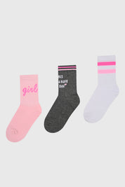 Tripack de calcetines para niña en tonos palo rosa gris y blanco uno con texto rosa girl otro con texto blanco Girls can have fun y el último con rayas
