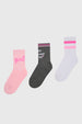 Tripack de calcetines para niña en tonos palo rosa gris y blanco uno con texto rosa girl otro con texto blanco Girls can have fun y el último con rayas