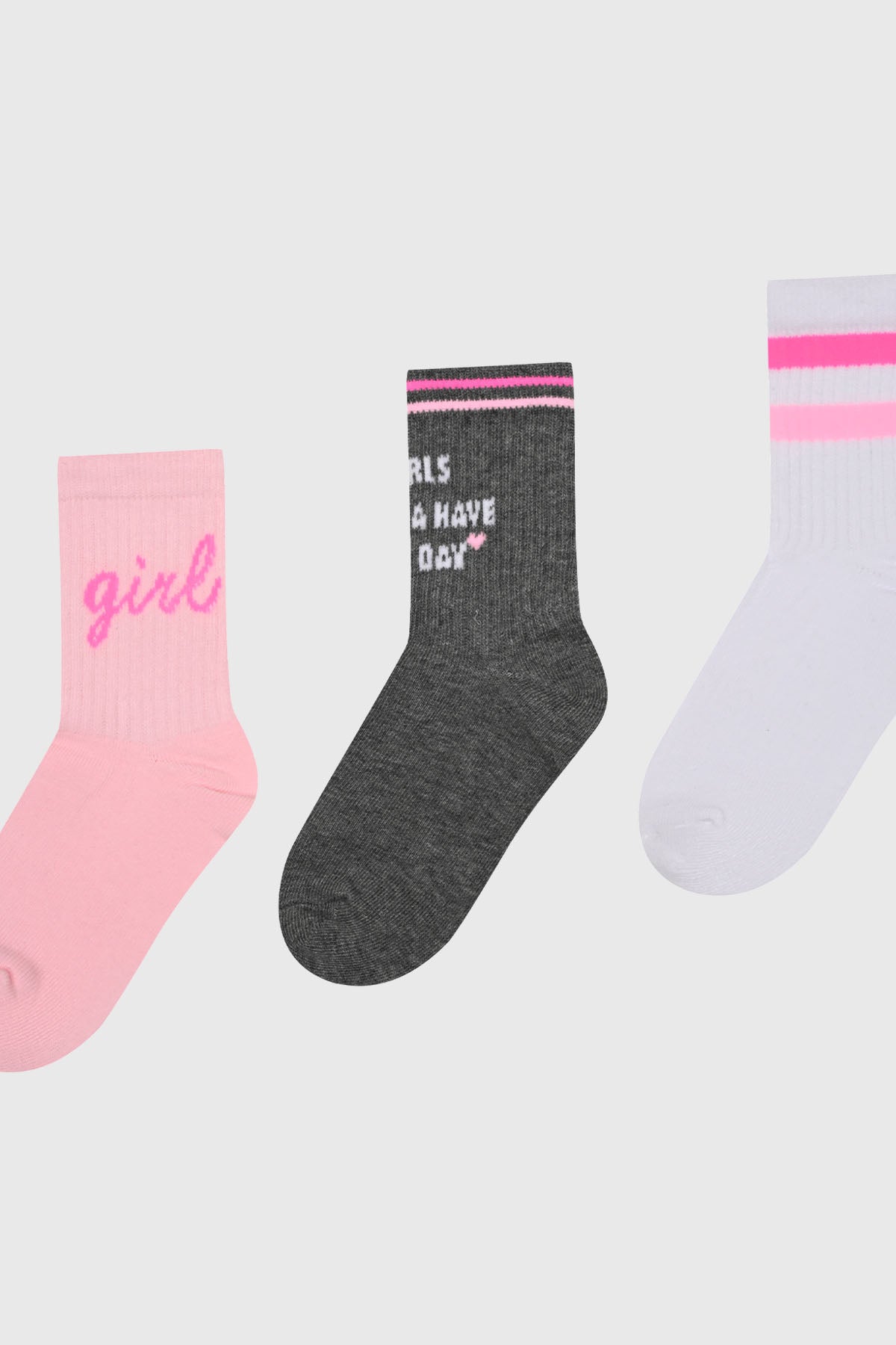 Tripack de calcetines para niña en tonos palo rosa gris y blanco uno con texto rosa girl otro con texto blanco Girls can have fun y el último con rayas
