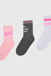 Tripack de calcetines para niña en tonos palo rosa gris y blanco uno con texto rosa girl otro con texto blanco Girls can have fun y el último con rayas