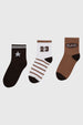 Tripack de calcetines para niña en tonos café con diseños variados incluyendo estrella número 23 y texto Class en la parte superior