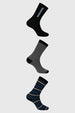 Tripack de calcetines gris para hombre con uno liso uno con rayas verticales y otro con rayas horizontales en tonos azules