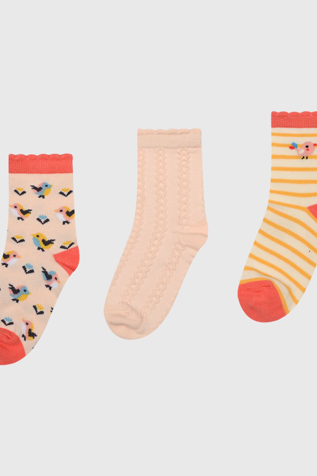 Tripack de calcetines para niña en coral con estampado de aves y rayas colores vibrantes diseño alegre y divertido