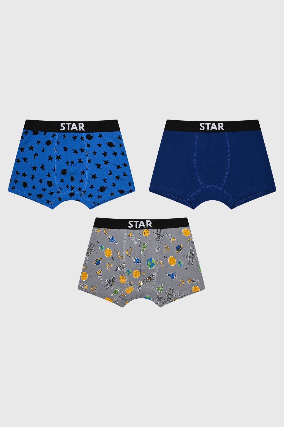 Boxer niño tripack azul con diseños de estrellas en negro y espacio en gris estilo cartoon
