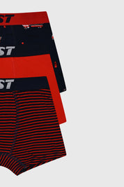 Boxer niño tripack azul marino con diseño de camiones rojos en estilo infantil en una de las prendas