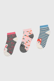 Calcetas deportivas niña tripack rosado con diseños de corazones en gris conejo y zanahorias en rosa y rayas azules