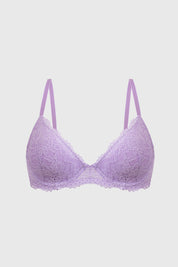 Sostén lila de encaje con tirantes finos y diseño floral detallado