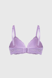 Sostén lila de encaje con tirantes finos y diseño floral detallado