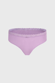 Calzón de mujer lila con encaje en la cintura y textura acanalada
