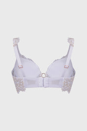 Sostén blanco de mujer con encaje detallado y diseño suave
