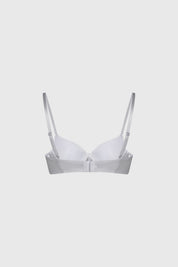 Sostén blanco con encaje frontal delicado y diseño liso ideal para momentos de elegancia y confort diario