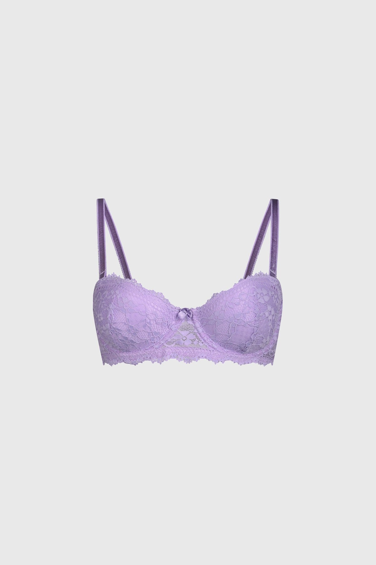 Sostén strapless lila de encaje con diseño floral delicado y lazo central pequeño estilo romántico elegante