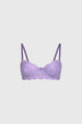 Sostén strapless lila de encaje con diseño floral delicado y lazo central pequeño estilo romántico elegante