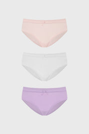 Tripack de pantaletas lisas en palo rosa blanco y lila con lazo pequeño en el centro diseño simple y elegante