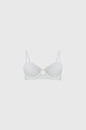 Sostén strapless blanco liso con copas suaves y banda ajustable ideal para usar bajo blusas sin tirantes