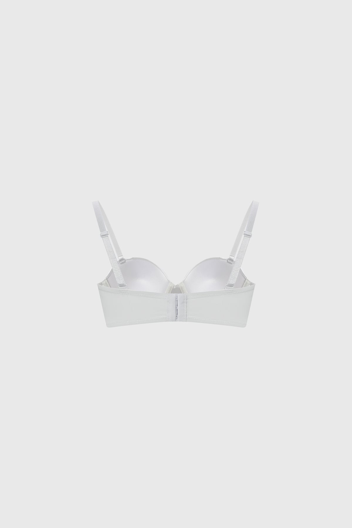 Sostén strapless blanco liso con copas suaves y banda ajustable ideal para usar bajo blusas sin tirantes