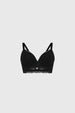 Sostén negro con copa soft y detalle de macramé floral en encaje sobre toda la superficie