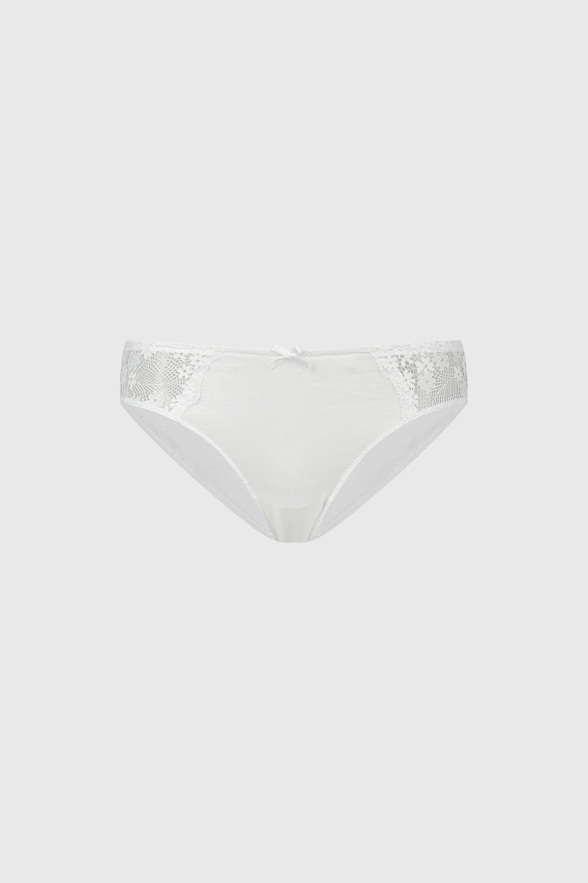 Calzón blanco para mujer con detalle de encaje floral en los laterales y pequeño lazo en el frente prenda lisa
