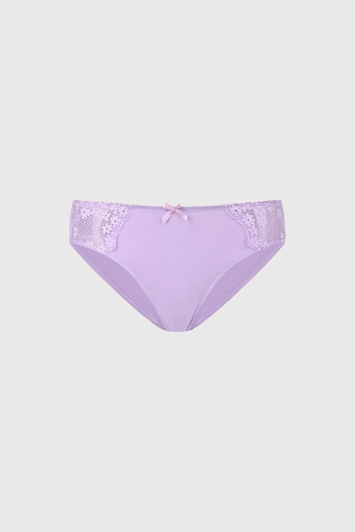 Calzón lila de mujer con encaje floral en los laterales y pequeño lazo al frente diseño liso elegante